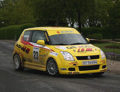 Kasper Nyman Andersen og hans Suzuki Swift under strabadserne i Sorø, - det blev dog værre i DM2 på Mors, hvor elementernes rasen udfordrede selv hærdede rallyfans.